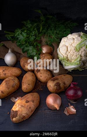 Légumes et herbes fraîchement achetés Banque D'Images