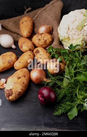 Légumes et herbes fraîchement achetés Banque D'Images