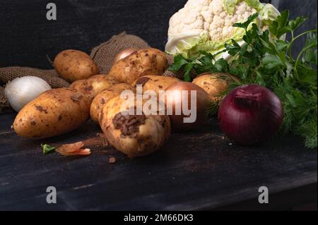 Légumes et herbes fraîchement achetés Banque D'Images