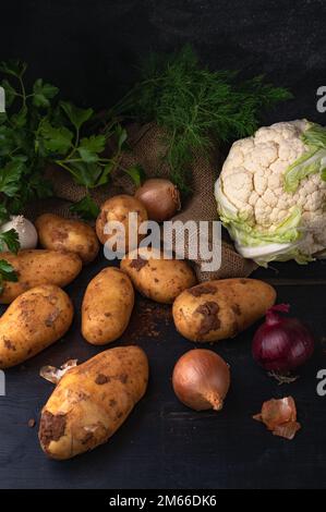 Légumes et herbes fraîchement achetés Banque D'Images