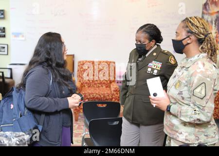 Le Sgt. Commandant Perlisa Wilson, chef principal enrôlés de la Garde nationale du Maryland, au milieu, Et le sergent d'état-major Denajah Jamison, officier non commandant de recrutement et de maintien en poste, Garde nationale de l'armée du Maryland, parle avec un étudiant des avantages sociaux et des possibilités de carrière dans le MDNG à l'école secondaire City Neighbors de Baltimore, sur 7 avril 2022. Les étudiants présents ont reçu de la marchandise MDNG comme un gage d'appréciation de la part de l'organisation. Banque D'Images