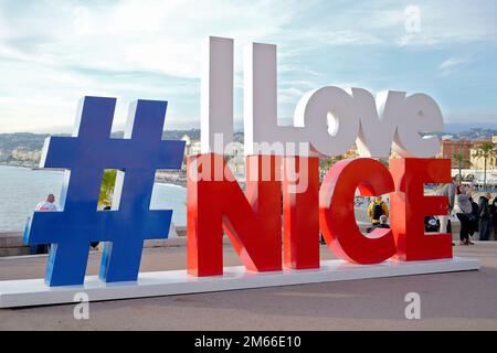 Hashtag I Love panneau Nice donnant sur la Promenade des Anglais. Nice, France - décembre 2022 Banque D'Images