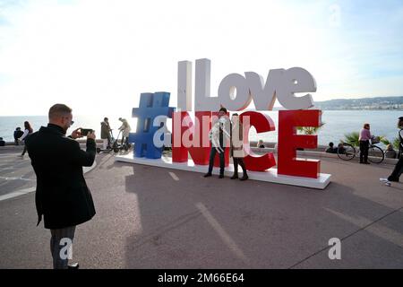 Hashtag I Love panneau Nice donnant sur la Promenade des Anglais. Nice, France - décembre 2022 Banque D'Images