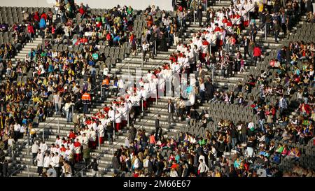 PAPST Benedikt XVI im Berliner Olympia-Stadion Josef Ratzinger Messdiener betreten über die Tribüne den Innenraum. Banque D'Images