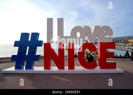 Hashtag I Love panneau Nice donnant sur la Promenade des Anglais. Nice, France - décembre 2022 Banque D'Images