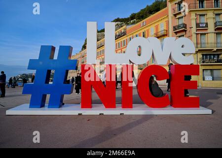 Hashtag I Love panneau Nice donnant sur la Promenade des Anglais. Nice, France - décembre 2022 Banque D'Images