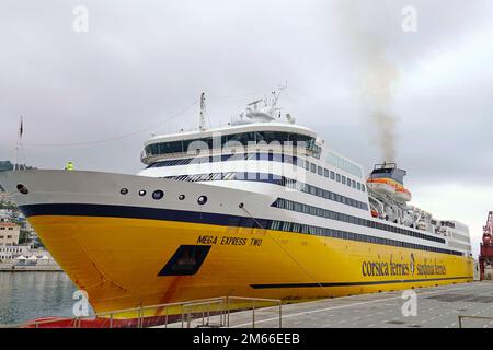 Vue sur un traversier jaune Corse Sardaigne Ferries dans le port de Nice. Nice, France - décembre 2022 Banque D'Images