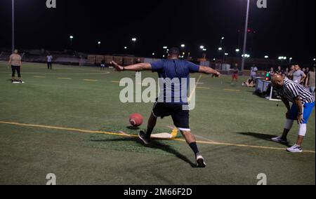 CAMP LEMONNIER, Djibouti (7 avril 2022) des membres du service américain déployés au Camp Lemonnier, Djibouti, participent à une compétition de kickball au camp dans le cadre du tournoi de la coupe du capitaine. Banque D'Images