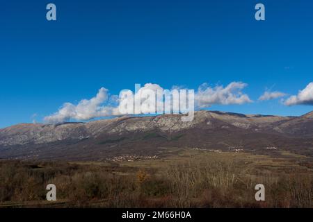 Superbe vue sur le paysage de Suva Planina, avec toute la montagne et la forêt d'automne environnante par une journée ensoleillée Banque D'Images