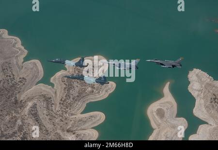 Deux T-38 talons de la base aérienne de Laughlin, au Texas, volent en formation avec 2 F-16 Falcons de la base aérienne de Holloman, au Nouveau-Mexique, le 7 avril 2022. Les 4 avions se sont réunis pour pratiquer des vols de formation au-dessus du sud-ouest du Texas avant de retourner à Laughlin pour une présentation aux étudiants pilotes. 47th FTW, F-16, Holloman, Laughlin, T-38, T-38 talon, Banque D'Images