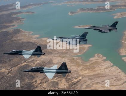 Deux T-38 talons de la base aérienne de Laughlin, au Texas, volent en formation avec 2 F-16 Falcons de la base aérienne de Holloman, au Nouveau-Mexique, le 7 avril 2022. Les 4 avions se sont réunis pour pratiquer des vols de formation au-dessus du sud-ouest du Texas avant de retourner à Laughlin pour une présentation aux étudiants pilotes. 47th FTW, F-16, Holloman, Laughlin, T-38, T-38 talon, Banque D'Images