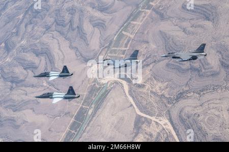 Deux T-38 talons de la base aérienne de Laughlin, au Texas, volent en formation avec 2 F-16 Falcons de la base aérienne de Holloman, au Nouveau-Mexique, le 7 avril 2022. Les 4 avions se sont réunis pour pratiquer des vols de formation au-dessus du sud-ouest du Texas avant de retourner à Laughlin pour une présentation aux étudiants pilotes. 47th FTW, F-16, Holloman, Laughlin, T-38, T-38 talon, Banque D'Images