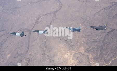 Deux T-38 talons de la base aérienne de Laughlin, au Texas, volent en formation avec 2 F-16 Falcons de la base aérienne de Holloman, au Nouveau-Mexique, le 7 avril 2022. Les 4 avions se sont réunis pour pratiquer des vols de formation au-dessus du sud-ouest du Texas avant de retourner à Laughlin pour une présentation aux étudiants pilotes. 47th FTW, F-16, Holloman, Laughlin, T-38, T-38 talon, Banque D'Images