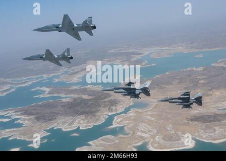 Deux T-38 talons de la base aérienne de Laughlin, au Texas, volent en formation avec 2 F-16 Falcons de la base aérienne de Holloman, au Nouveau-Mexique, le 7 avril 2022. Les 4 avions se sont réunis pour pratiquer des vols de formation au-dessus du sud-ouest du Texas avant de retourner à Laughlin pour une présentation aux étudiants pilotes. 47th FTW, F-16, Holloman, Laughlin, T-38, T-38 talon, Banque D'Images