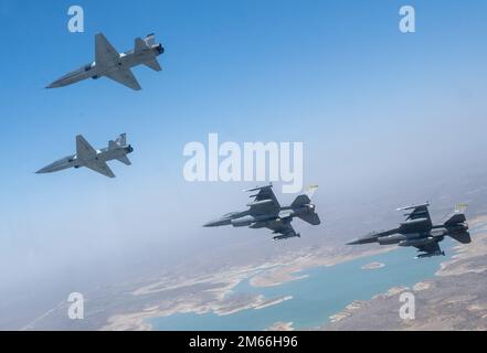 Deux T-38 talons de la base aérienne de Laughlin, au Texas, volent en formation avec 2 F-16 Falcons de la base aérienne de Holloman, au Nouveau-Mexique, le 7 avril 2022. Les 4 avions se sont réunis pour pratiquer des vols de formation au-dessus du sud-ouest du Texas avant de retourner à Laughlin pour une présentation aux étudiants pilotes. 47th FTW, F-16, Holloman, Laughlin, T-38, T-38 talon, Banque D'Images