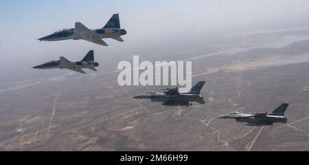 Deux T-38 talons de la base aérienne de Laughlin, au Texas, volent en formation avec 2 F-16 Falcons de la base aérienne de Holloman, au Nouveau-Mexique, le 7 avril 2022. Les 4 avions se sont réunis pour pratiquer des vols de formation au-dessus du sud-ouest du Texas avant de retourner à Laughlin pour une présentation aux étudiants pilotes. 47th FTW, F-16, Holloman, Laughlin, T-38, T-38 talon, Banque D'Images