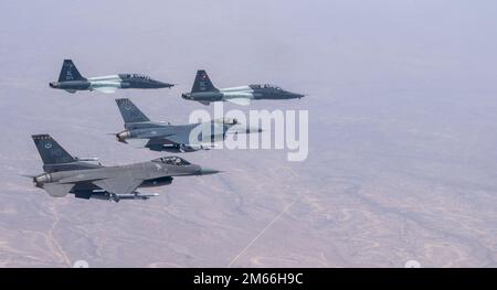 Deux T-38 talons de la base aérienne de Laughlin, au Texas, volent en formation avec 2 F-16 Falcons de la base aérienne de Holloman, au Nouveau-Mexique, le 7 avril 2022. Les 4 avions se sont réunis pour pratiquer des vols de formation au-dessus du sud-ouest du Texas avant de retourner à Laughlin pour une présentation aux étudiants pilotes. 47th FTW, F-16, Holloman, Laughlin, T-38, T-38 talon, Banque D'Images