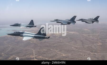 Deux T-38 talons de la base aérienne de Laughlin, au Texas, volent en formation avec 2 F-16 Falcons de la base aérienne de Holloman, au Nouveau-Mexique, le 7 avril 2022. Les 4 avions se sont réunis pour pratiquer des vols de formation au-dessus du sud-ouest du Texas avant de retourner à Laughlin pour une présentation aux étudiants pilotes. 47th FTW, F-16, Holloman, Laughlin, T-38, T-38 talon, Banque D'Images
