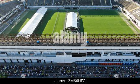 Santos, Brésil. 02nd janvier 2023. Les gens se font la queue pour dire Au revoir à Pelé au stade Vila Belmiro. Les fans peuvent dire Au revoir à la légende brésilienne de football Pele lundi (02.01.2023). Le footballeur exceptionnel Pele meurt le 29.12.2022 à l'âge de 82 ans à Sao Paulo. (Vue aérienne avec un drone) Credit: Lincon Zarbietti/dpa/Alay Live News Banque D'Images