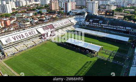 Santos, Brésil. 02nd janvier 2023. Les gens se font la queue pour dire Au revoir à Pelé au stade Vila Belmiro. Les fans peuvent dire Au revoir à la légende brésilienne de football Pele lundi (02.01.2023). Le footballeur exceptionnel Pele meurt le 29.12.2022 à l'âge de 82 ans à Sao Paulo. (Vue aérienne avec un drone) Credit: Lincon Zarbietti/dpa/Alay Live News Banque D'Images