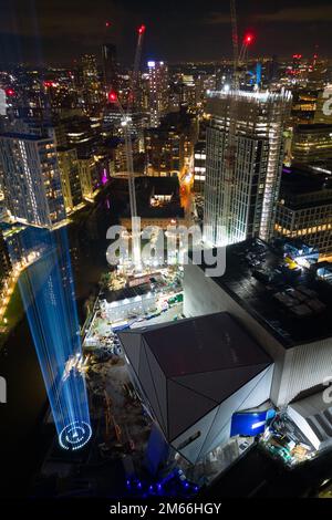 Manchester, Royaume-Uni, 2nd janvier 2023. Une installation d'art intitulée First Breath conçue par l'artiste visuel Luke Jerram et agissant comme une représentation visuelle de la nouvelle vie à Manchester est vue au-dessus de Factory International, un espace culturel actuellement construit dans la ville. À la fin de 2023, Factory International sera le siège permanent du Manchester International Festival, Manchester, Royaume-Uni. Crédit : Jon Super/Alay Live News. Banque D'Images