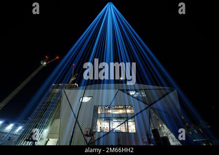 Manchester, Royaume-Uni, 2nd janvier 2023. Une installation d'art intitulée First Breath conçue par l'artiste visuel Luke Jerram et agissant comme une représentation visuelle de la nouvelle vie à Manchester est vue au-dessus de Factory International, un espace culturel actuellement construit dans la ville. À la fin de 2023, Factory International sera le siège permanent du Manchester International Festival, Manchester, Royaume-Uni. Crédit : Jon Super/Alay Live News. Banque D'Images