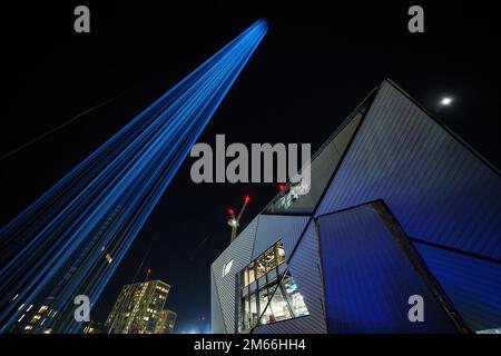 Manchester, Royaume-Uni, 2nd janvier 2023. Une installation d'art intitulée First Breath conçue par l'artiste visuel Luke Jerram et agissant comme une représentation visuelle de la nouvelle vie à Manchester est vue au-dessus de Factory International, un espace culturel actuellement construit dans la ville. À la fin de 2023, Factory International sera le siège permanent du Manchester International Festival, Manchester, Royaume-Uni. Crédit : Jon Super/Alay Live News. Banque D'Images