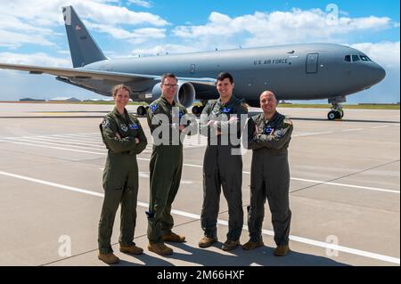 L'équipage de l'escadron de ravitaillement en vol 344th pose pour une photo de groupe devant un KC-46A Pegasus 7 avril 2022, à la base aérienne de McConnell, Kansas. L’équipage a effectué un survol de la baie de Wichita Wind Surge à la nuit d’ouverture de 8 avril 2022. Banque D'Images