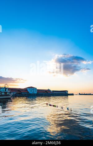 Vue sur la mer de la région de Kordon d'Izmir - une belle vue sur le coucher du soleil de la ville d'Izmir, zone de bord de mer connue sous le nom de Kordon, dans la ville d'Izmir, en Turquie Banque D'Images