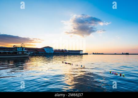 Vue sur la mer de la région de Kordon d'Izmir - une belle vue sur le coucher du soleil de la ville d'Izmir, zone de bord de mer connue sous le nom de Kordon, dans la ville d'Izmir, en Turquie Banque D'Images