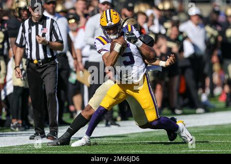 Orlando, Floride, États-Unis. 2 janvier 2023: Le quarterback DES Tigres de LSU JAYDEN DANIELS (5) dirige le ballon et est attaqué pendant le match de coupe de Citrus de la NCAA Chez-it 2023 entre les Tigres de combat de LSU et les Boilermakers de Purdue au Camping World Stadium à Orlando, FL sur 2 janvier 2023. (Credit image: © Cory Knowlton/ZUMA Press Wire) Credit: ZUMA Press, Inc./Alamy Live News Banque D'Images