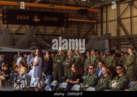 ÉTATS-UNIS Des marins de la Marine et des invités assistent à une cérémonie de changement de commandement pour le Strike Fighter Squadron 115 (VFA-115) à la Marine corps Air Station Iwakuni (Japon), le 7 avril 2022, au cours de la cérémonie, aux États-Unis Bleu marine Neal Young a été soulagé par Cmdr. Michael Riley. VFA-115 est un escadron de chasse F/A-18E Super Hornet Strike, affecté à Carrier Air Wing (CVW) 5, opérant à partir de MCAS Iwakuni. Le CVW-5 est déployé vers la station aérienne afin d'assurer la sécurité et la stabilité dans l'ensemble de l'Indo-Pacifique. (É.-U. Phot du corps marin par lance Cpl. Calah Thompson) Banque D'Images