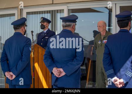 Le colonel Dave Demarque de la Garde nationale aérienne du Texas, commandant du Groupe des opérations 136th, est aux côtés des membres du service de la Force aérienne chilienne, car ils sont reconnus pour leur succès de formation lors d'une cérémonie à 7 avril 2022, à Santiago, au Chili. Lockheed Martin, le fabricant du C-130, et la Garde nationale aérienne du Texas, partenaire d'État du Chili, ont reconnu les équipages chiliens du C-130 pour leur succès dans les heures de vol sans accident lors d'une cérémonie au salon aérien de la FIDAE (Feria Internacional del aire y Espacio). Banque D'Images