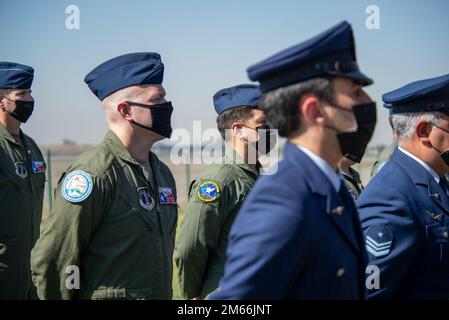 Les membres de l'équipage du C-130 de la Garde nationale aérienne du Texas de l'aile de transport aérien 136th se tiennent en formation avec les membres de l'équipage du C-130 de la Force aérienne chilienne au cours d'une cérémonie, car ils sont félicités pour leur succès dans les heures de vol sans accident 7 avril 2022, à Santiago, au Chili. La Garde nationale aérienne du Texas, partenaire d'État du Chili, a assisté à l'appui de leurs homologues chiliens lors d'une cérémonie organisée par Lockheed Martin, le fabricant du C-130, au salon aérien FIDAE (Feria Internacional del aire y Espacio). Banque D'Images