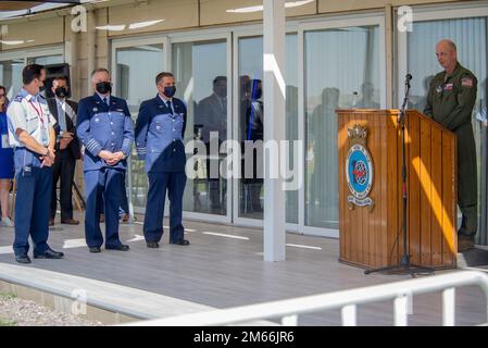 Le colonel Dave Demarque de la Garde nationale aérienne du Texas, commandant du Groupe des opérations 136th, s'adresse au général chilien de Brigada Aerea Andres Levia Divasto, à gauche, le colonel Fernando Mondace, au milieu, le colonel Arnaldo Passcalacqua Perez, à droite, Et les membres de l'équipage de la Force aérienne chilienne C-130, qui sont reconnus pour leur réussite au cours d'une cérémonie à 7 avril 2022, à Santiago, au Chili. Lockheed Martin, le fabricant du C-130, et la Garde nationale aérienne du Texas, partenaire d'État du Chili, ont reconnu les équipages chiliens du C-130 pour leur succès dans les heures de vol sans accident lors d'une cérémonie à la FIDAE (Feria Internacional Banque D'Images