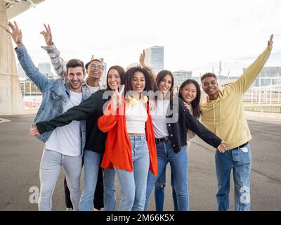 Groupe de jeunes amis adolescents divers ayant un bon moment dans la rue Banque D'Images