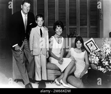 Photographie du gouverneur Ronald Reagan, Ron Junior, Mme Reagan et Patti Davis, 1967 Banque D'Images