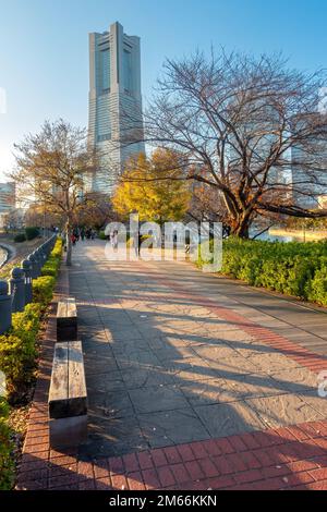 Yokohama, Japon - 12.09.2022: Plan vertical de la Tour d'intérêt de Yokohama lors d'une belle journée ensoleillée d'hiver Banque D'Images