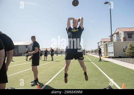 Au début d'avril, les cadets du Battalion Bronco de l'Université d'État de Boise se sont rassemblés sur le terrain de Gowen pour terminer le test de condition physique de combat de l'Armée de terre. Le semestre de printemps de 2022 est sur le point d'être achevé et les cadets du bataillon du ROTC Bronco de l'Armée de l'Université d'État de Boise sont restés actifs jusqu'en avril, alors qu'ils ont marché vers la ligne d'arrivée. Les cadets ont terminé le test de condition physique de combat de l'Armée de terre, une marche de 12 et 8 milles le long du sentier de la ceinture verte de la ville de Boise, et un atelier de développement personnel sur l'établissement de la stabilité financière. Plusieurs cadets recevront leur commission en tant que 2Lt.s dans la Rés de l'Armée Banque D'Images