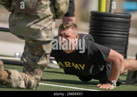 Au début d'avril, les cadets du Battalion Bronco de l'Université d'État de Boise se sont rassemblés sur le terrain de Gowen pour terminer le test de condition physique de combat de l'Armée de terre. Le semestre de printemps de 2022 est sur le point d'être achevé et les cadets du bataillon du ROTC Bronco de l'Armée de l'Université d'État de Boise sont restés actifs jusqu'en avril, alors qu'ils ont marché vers la ligne d'arrivée. Les cadets ont terminé le test de condition physique de combat de l'Armée de terre, une marche de 12 et 8 milles le long du sentier de la ceinture verte de la ville de Boise, et un atelier de développement personnel sur l'établissement de la stabilité financière. Plusieurs cadets recevront leur commission en tant que 2Lt.s dans la Rés de l'Armée Banque D'Images