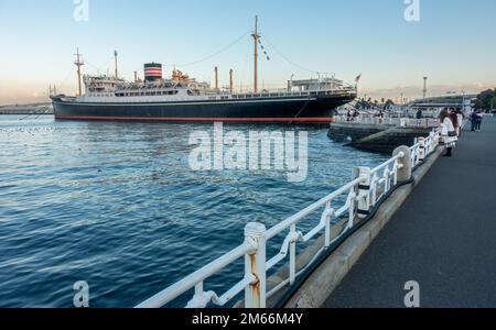 Yokohama, Japon - 12.09.2022: Ancien navire de mer Hikawa Maru, qui a fait le premier voyage de Kobe à Seattle, ancré dans le port. Banque D'Images