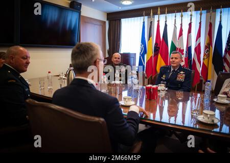 SHAPE, Belgique – SHAPE organise une cérémonie de passation de commandement où le général Christopher Cavoli, Commandant suprême des forces alliées en Europe (SACEUR), prend le commandement du général SACEUR Tod D. Wolters. Au cours de la cérémonie, le général Cavoli est devenu le SACEUR 20th lors d'une cérémonie présidée par le Secrétaire général de l'OTAN, Jens Stoltenberg. (Photo OTAN par Spécialiste des communications de masse 1st classe Brett Dodge) Banque D'Images