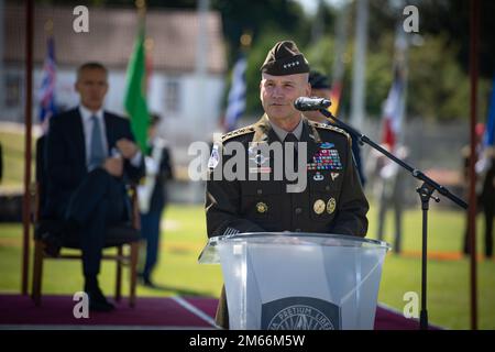 SHAPE, Belgique – SHAPE organise une cérémonie de passation de commandement où le général Christopher Cavoli, Commandant suprême des forces alliées en Europe (SACEUR), prend le commandement du général SACEUR Tod D. Wolters. Au cours de la cérémonie, le général Cavoli est devenu le SACEUR 20th lors d'une cérémonie présidée par le Secrétaire général de l'OTAN, Jens Stoltenberg. (Photo OTAN par Spécialiste des communications de masse 1st classe Brett Dodge) Banque D'Images