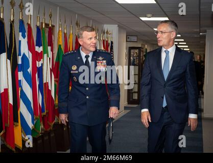 SHAPE, Belgique – SHAPE organise une cérémonie de passation de commandement où le général Christopher Cavoli, Commandant suprême des forces alliées en Europe (SACEUR), prend le commandement du général SACEUR Tod D. Wolters. Au cours de la cérémonie, le général Cavoli est devenu le SACEUR 20th lors d'une cérémonie présidée par le Secrétaire général de l'OTAN, Jens Stoltenberg. (Photo OTAN par Adj. Frédéric Rosaire) Banque D'Images