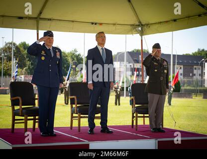 SHAPE, Belgique – SHAPE organise une cérémonie de passation de commandement où le général Christopher Cavoli, Commandant suprême des forces alliées en Europe (SACEUR), prend le commandement du général SACEUR Tod D. Wolters. Au cours de la cérémonie, le général Cavoli est devenu le SACEUR 20th lors d'une cérémonie présidée par le Secrétaire général de l'OTAN, Jens Stoltenberg. (Photo OTAN par Spécialiste des communications de masse 1st classe Brett Dodge) Banque D'Images