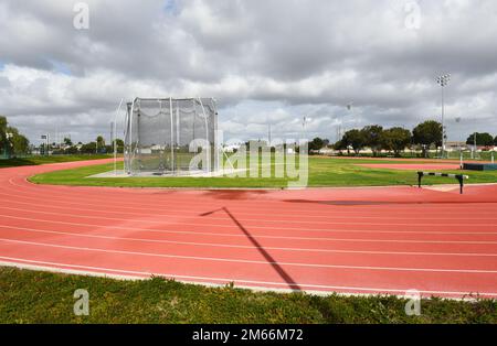 HUNTINGTON BEACH, CALIFORNIE - 01 JANVIER 2023 : piste sur le campus du Golden West College, stade des Rustlers. Banque D'Images