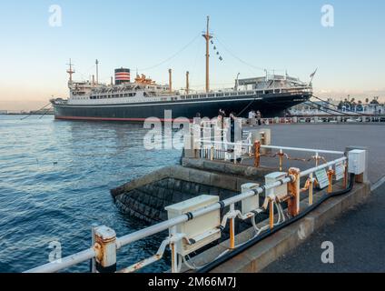 Yokohama, Japon - 12.09.2022: Ancien navire de mer Hikawa Maru, qui a fait le premier voyage de Kobe à Seattle, ancré dans le port. Banque D'Images