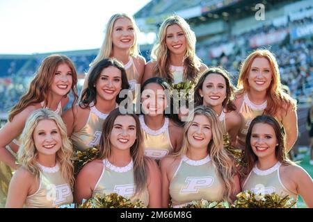 Orlando, Floride, États-Unis. 2 janvier 2023: Les meneurs de gaies Purdue posent pendant le match de 2023 de la NCAA Chez-IT Citrus Bowl entre les Tigres de combat de LSU et les Boilermakers Purdue au Camping World Stadium à Orlando, FL sur 2 janvier 2023. (Credit image: © Cory Knowlton/ZUMA Press Wire) Credit: ZUMA Press, Inc./Alamy Live News Banque D'Images