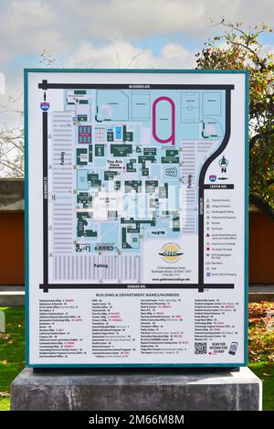 HUNTINGTON BEACH, CALIFORNIE - 01 JANVIER 2023 : carte du campus dans le quad du Golden West College. Banque D'Images