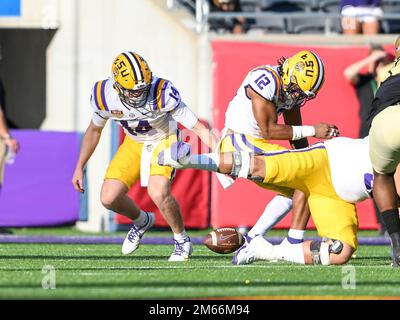 Orlando, Floride, États-Unis. 2 janvier 2023: Les Tigres de LSU Quarterback Walker Howard (14) fume la balle pendant 2nd moitié Chez-IT Citrus Bowl entre les Tigres de LSU vs les Boilermakers de Purdue. LSU a battu Purdue 63-7 au Camping World Stadium à Orlando, en Floride. Roméo T Guzman/CSM crédit: CAL Sport Media/Alay Live News Banque D'Images